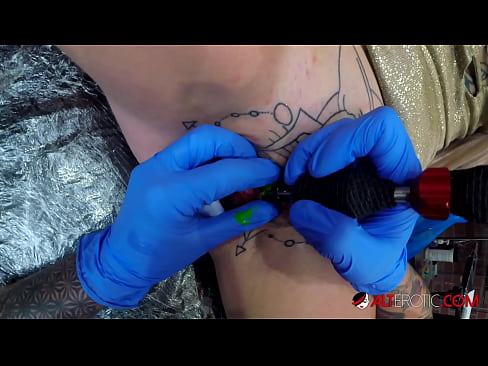 ❤️ Sully Savage, une chaudasse extrêmement tatouée, s'est fait tatouer le clitoris. Porno dur at fr.porn33.top ❌❤